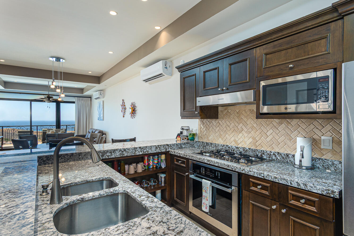 Quivira Mavila You'll love this beautiful penthouse in Cabo San Lucas, on the Pacific coast.It's a two-bedroom penthouse in one of the most exclusive complexes in the area. The development has it all: beach, golf courses, restaurants, hotels, and a beach club. It's also family-friendly, safe, and very peaceful.The unit boasts a huge, completely private rooftop terrace where you can enjoy breathtaking sunsets.It's an excellent investment because the demand from vacationers in this complex is extremely high for sale